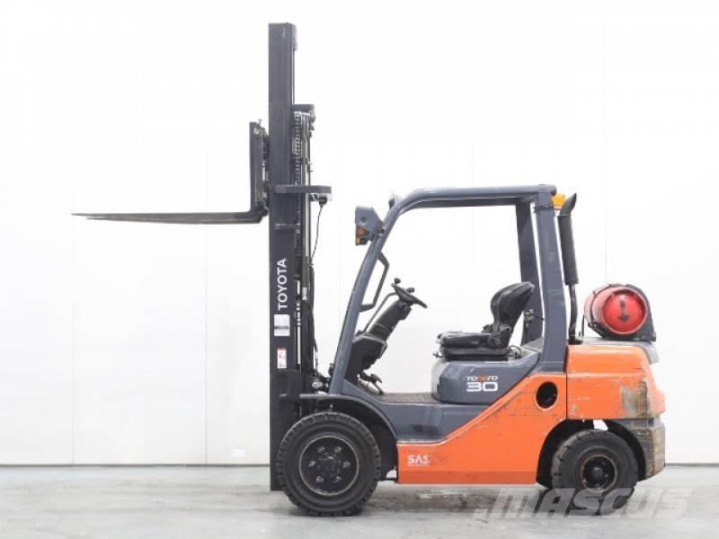 Toyota 02-8FGF30 Nestekaasutrukit