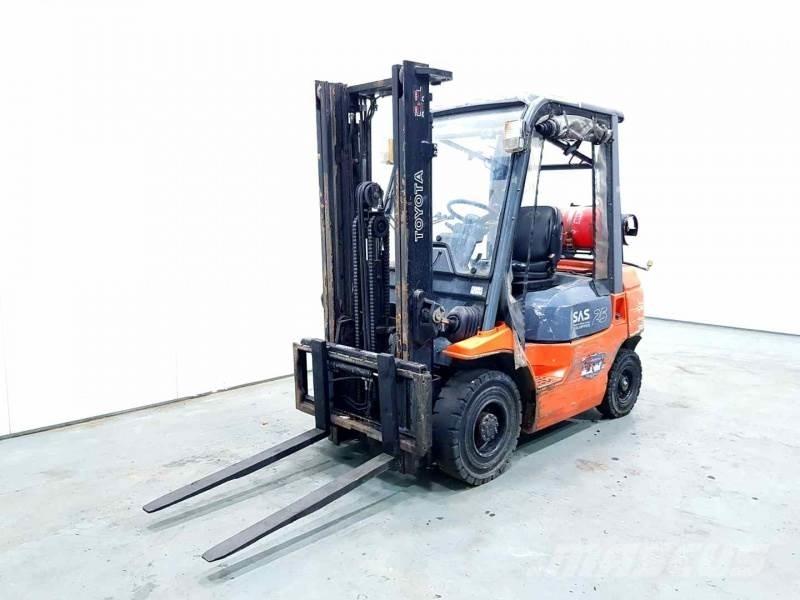 Toyota 42-7FGF25 Nestekaasutrukit