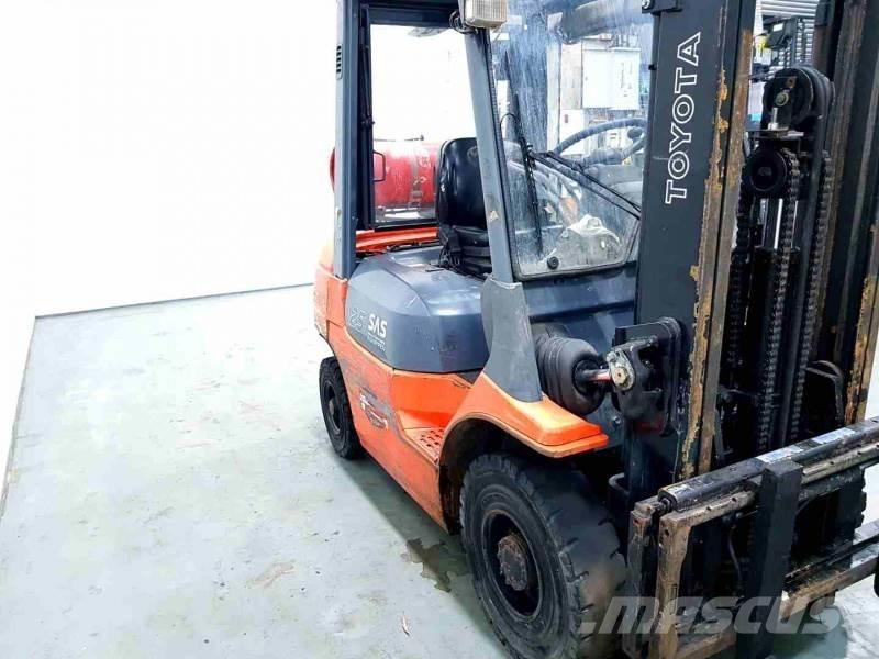 Toyota 42-7FGF25 Nestekaasutrukit
