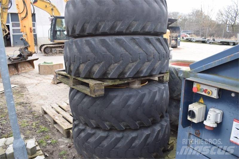 JCB 4 CX Renkaat ja vanteet
