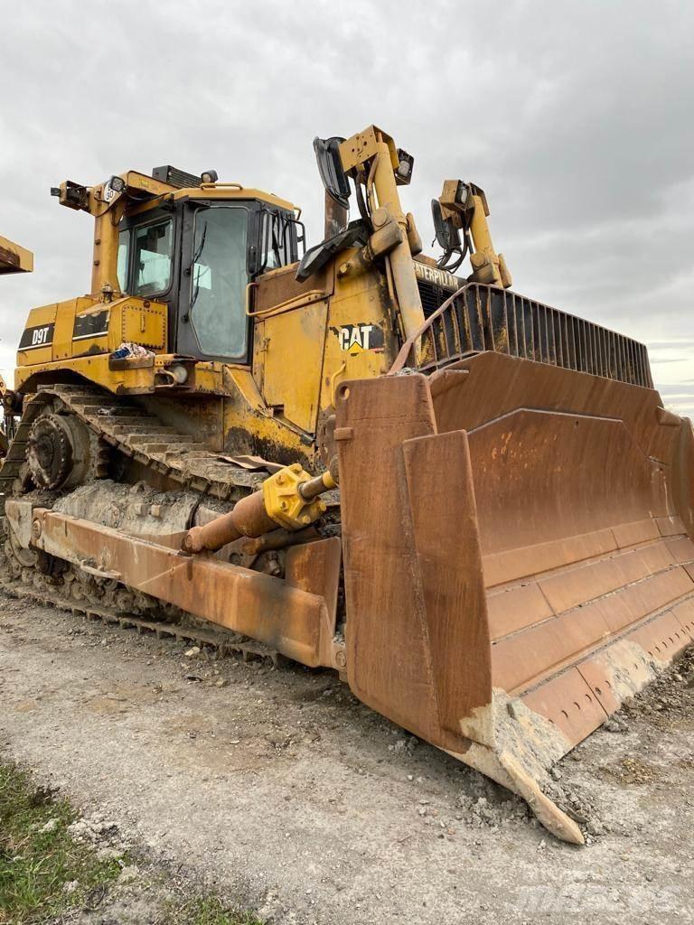 CAT D9T Telaketjupuskutraktorit