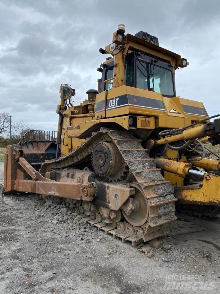 CAT D9T Telaketjupuskutraktorit