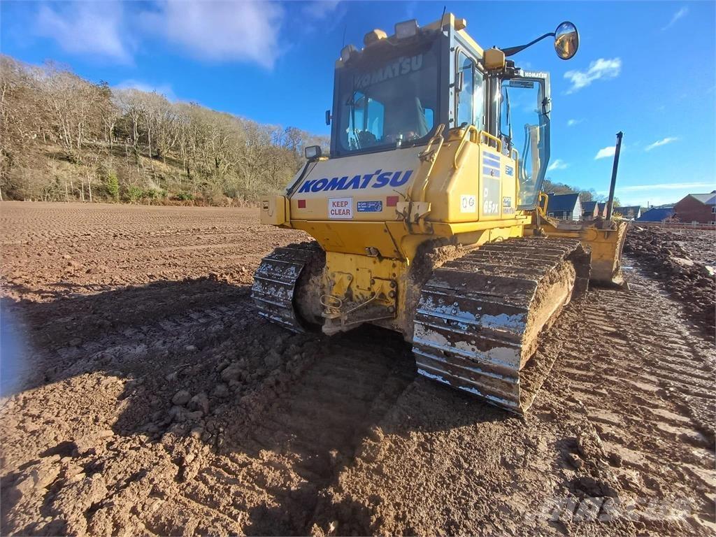 Komatsu D65PX-17 Telaketjupuskutraktorit
