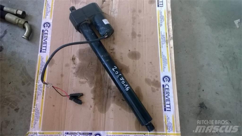CAT 735 Muut koneet