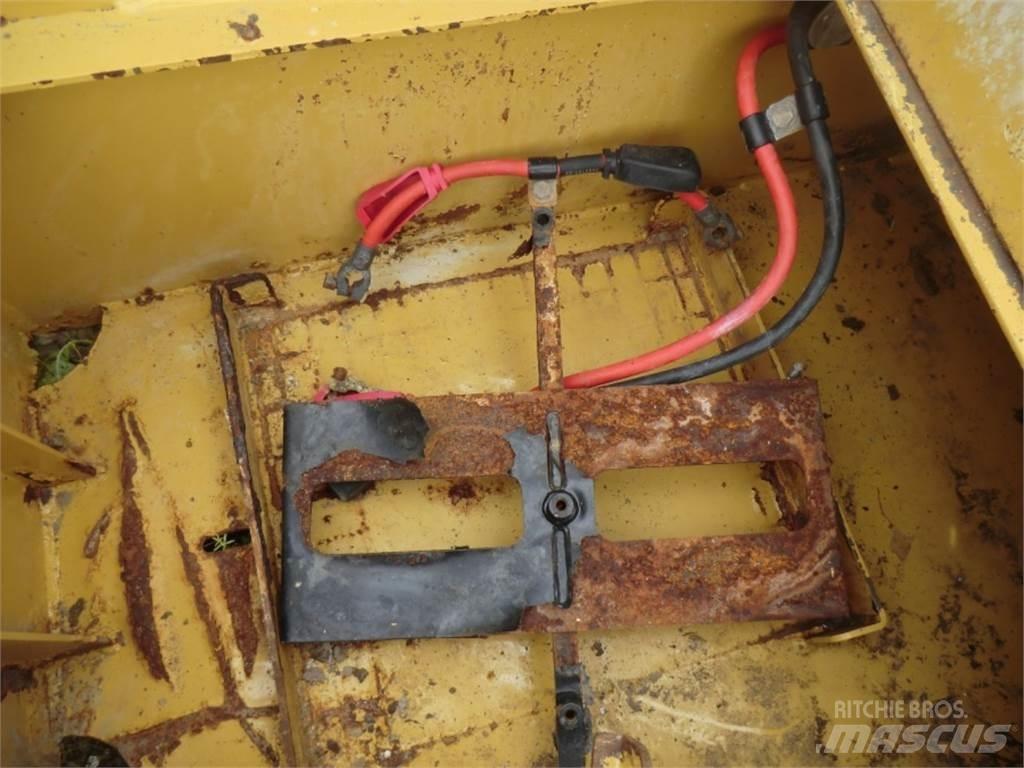CAT 735 Alusta ja jousitus