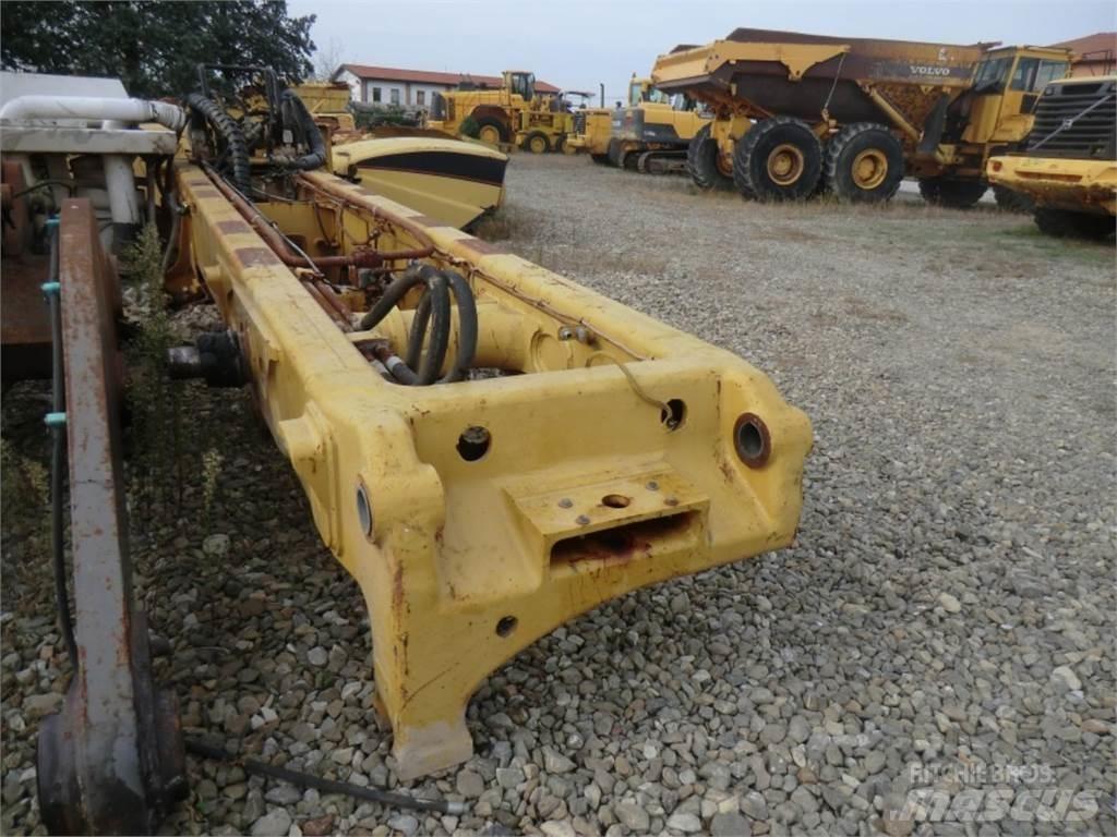 CAT 735 Alusta ja jousitus