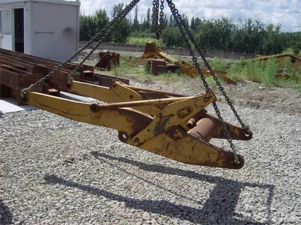 CAT 910 Alusta ja jousitus
