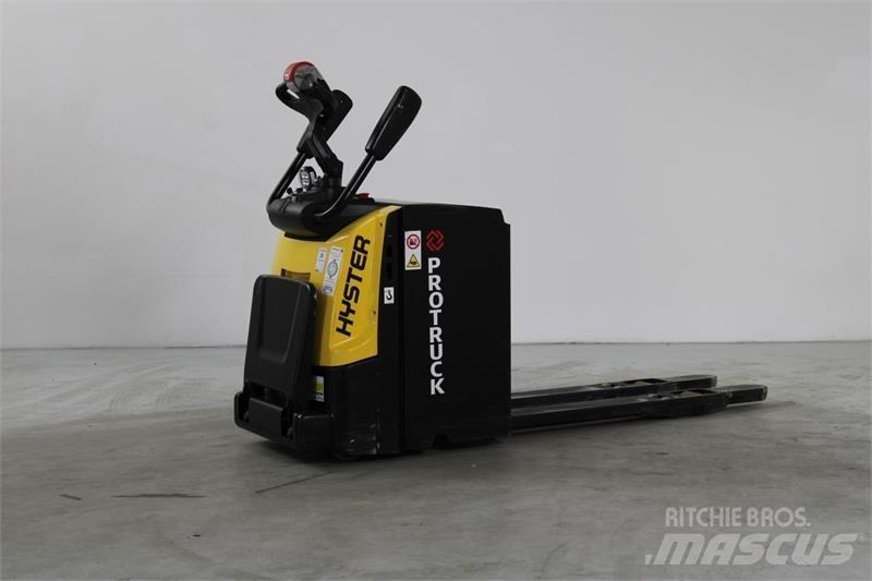 Hyster P2.0S Lavansiirtotrukit ajotasolla
