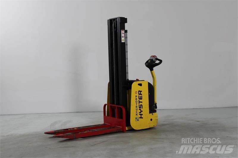 Hyster S1.0E Ajettavat pinoamisvaunut