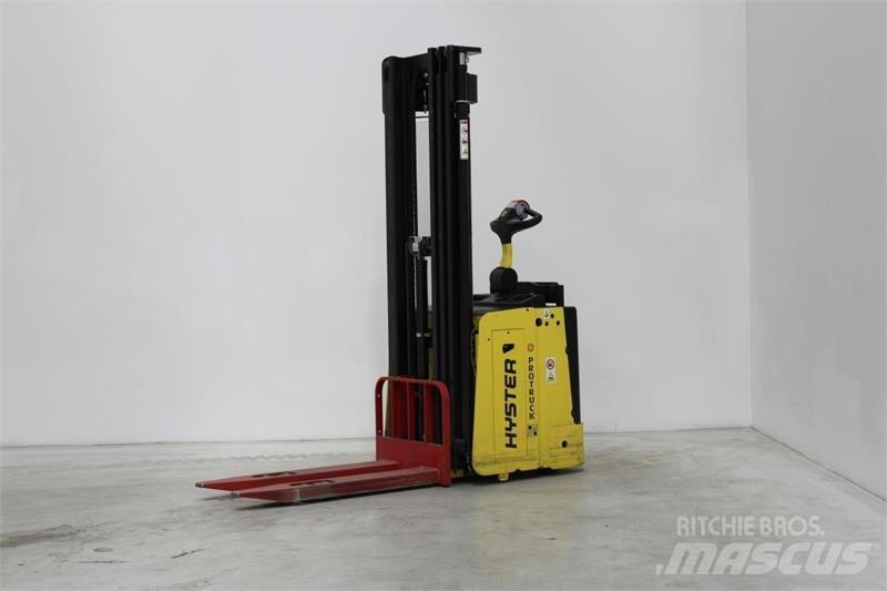 Hyster S1.5S Ajettavat pinoamisvaunut