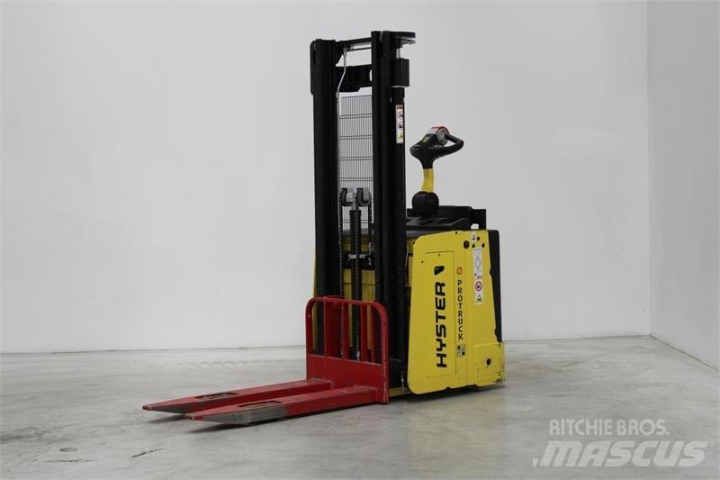 Hyster S1.5S Ajettavat pinoamisvaunut