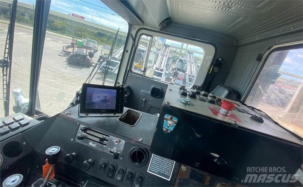 Mack MR688S Jäteautot