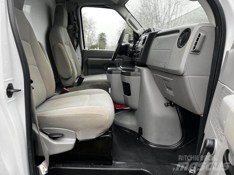 Ford Econoline Pakettiautot