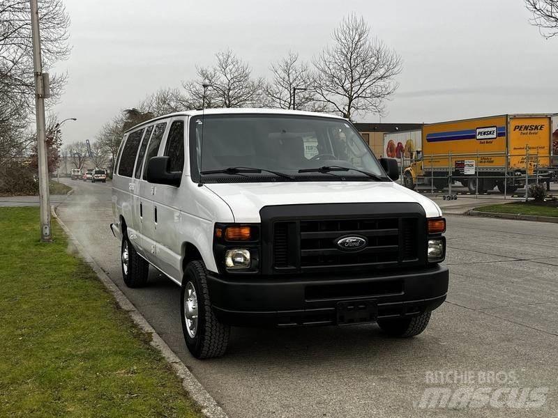 Ford Econoline Henkilöautot