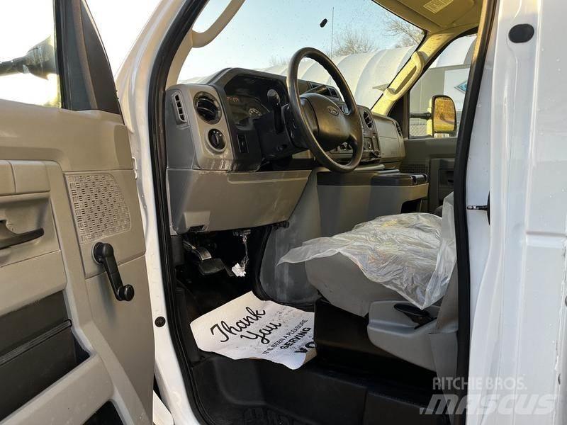 Ford Econoline Pakettiautot