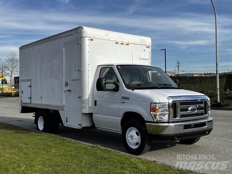 Ford Econoline Pakettiautot