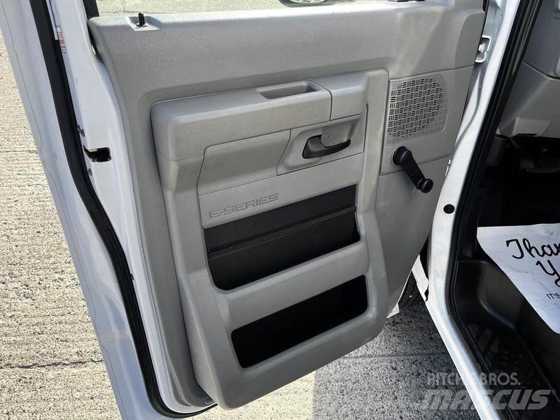 Ford Econoline Pakettiautot