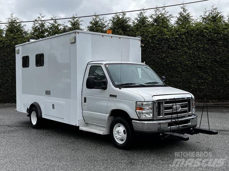 Ford Econoline Pakettiautot