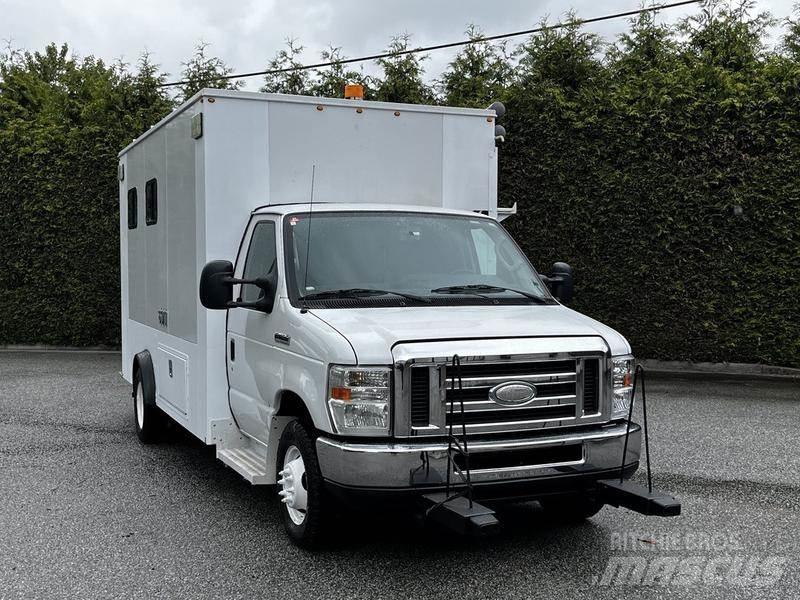 Ford Econoline Pakettiautot