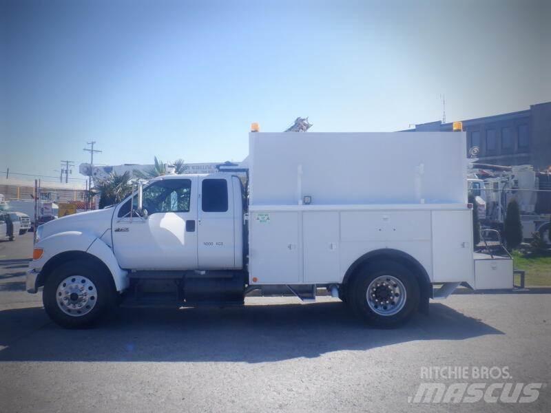 Ford F-750 Tienhoitoautot