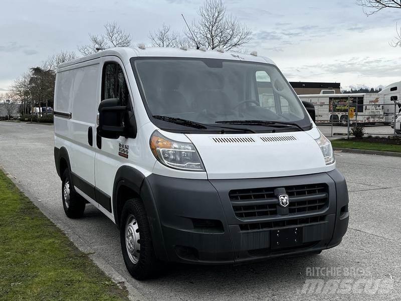 RAM Promaster Pakettiautot