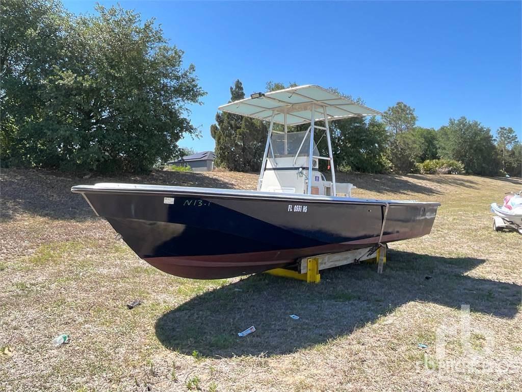  BOSTON WHALER Veneet, proomut ja ponttoonit