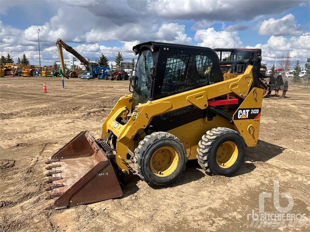 CAT 242D Liukuohjatut kuormaajat