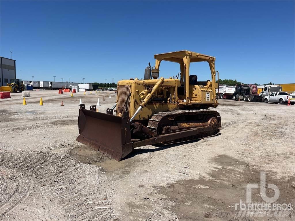 CAT D5B Telaketjupuskutraktorit