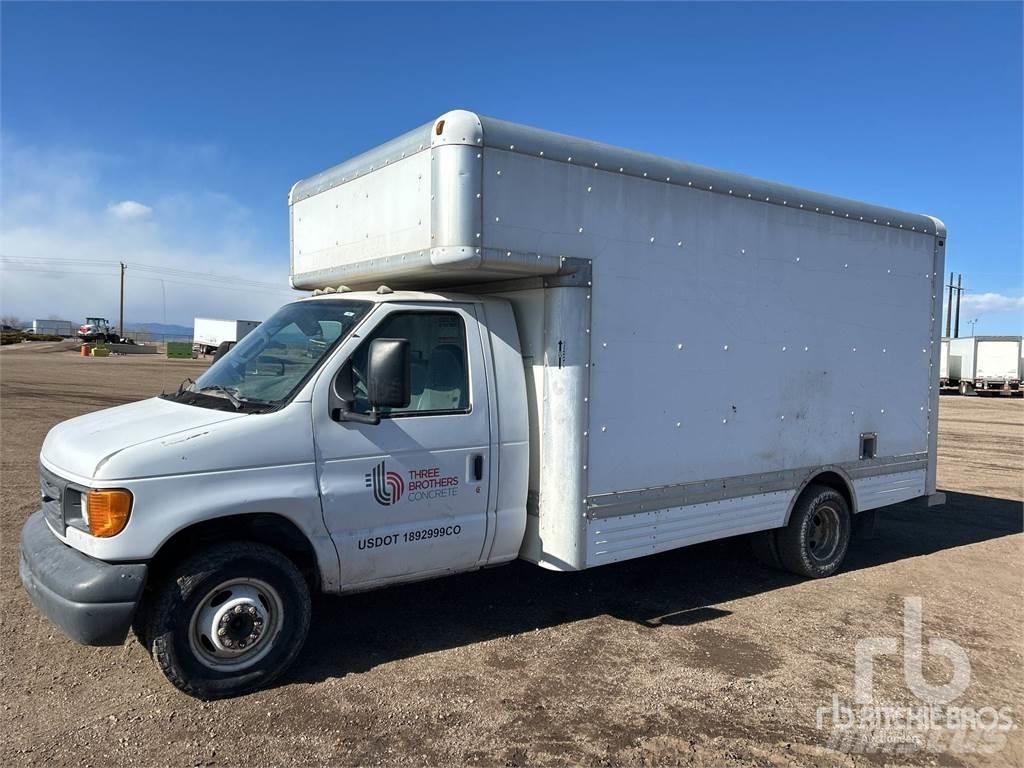 Ford E450 Pakettiautot
