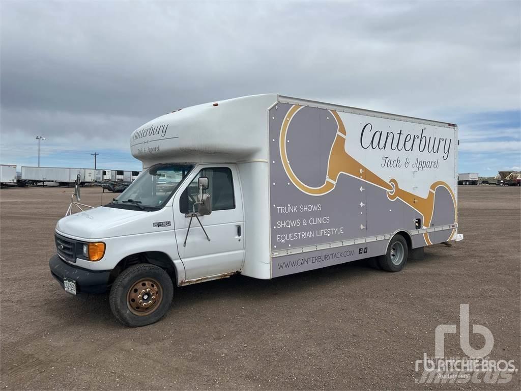 Ford E450 Pakettiautot