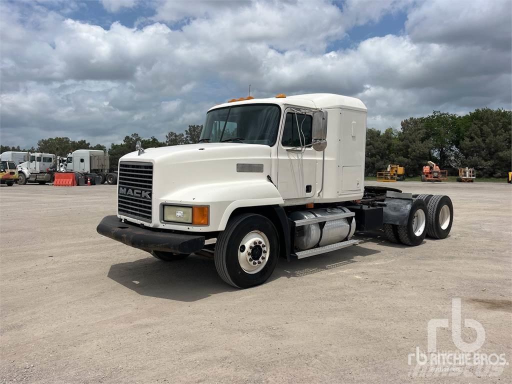 Mack CH613 Vetopöytäautot
