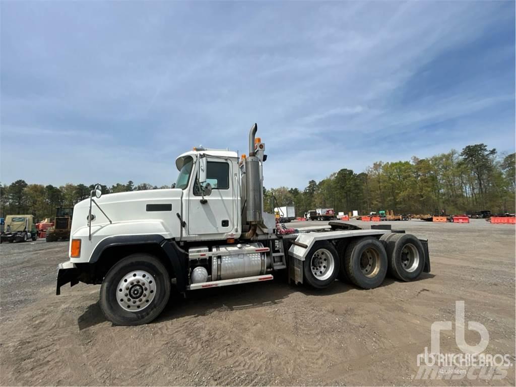 Mack CL733 Vetopöytäautot