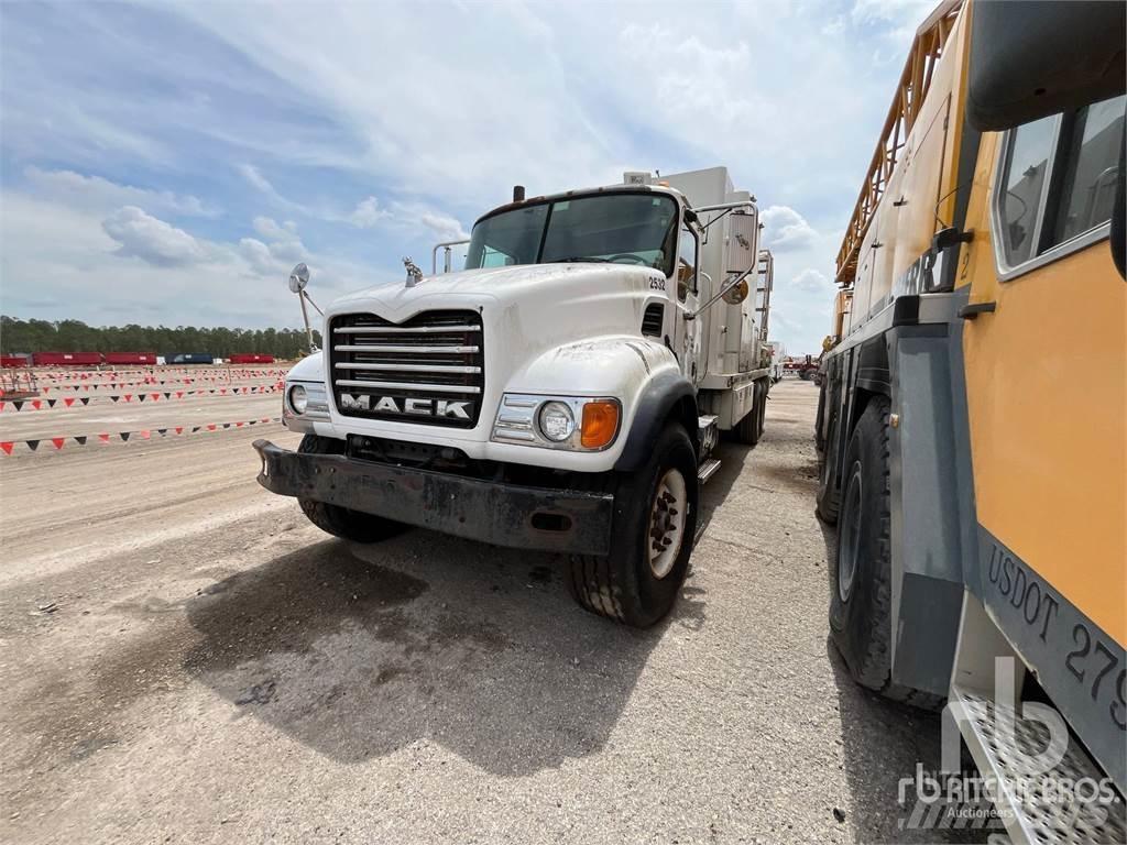 Mack CV713 Tienhoitoautot