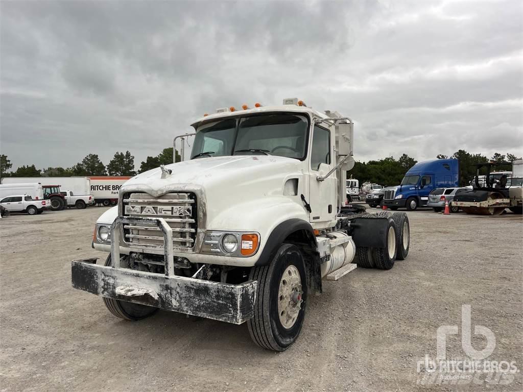 Mack CV713 Vetopöytäautot