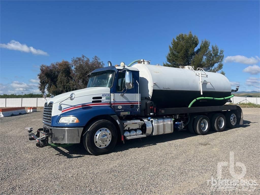 Mack CX613 Vesisäiliöautot