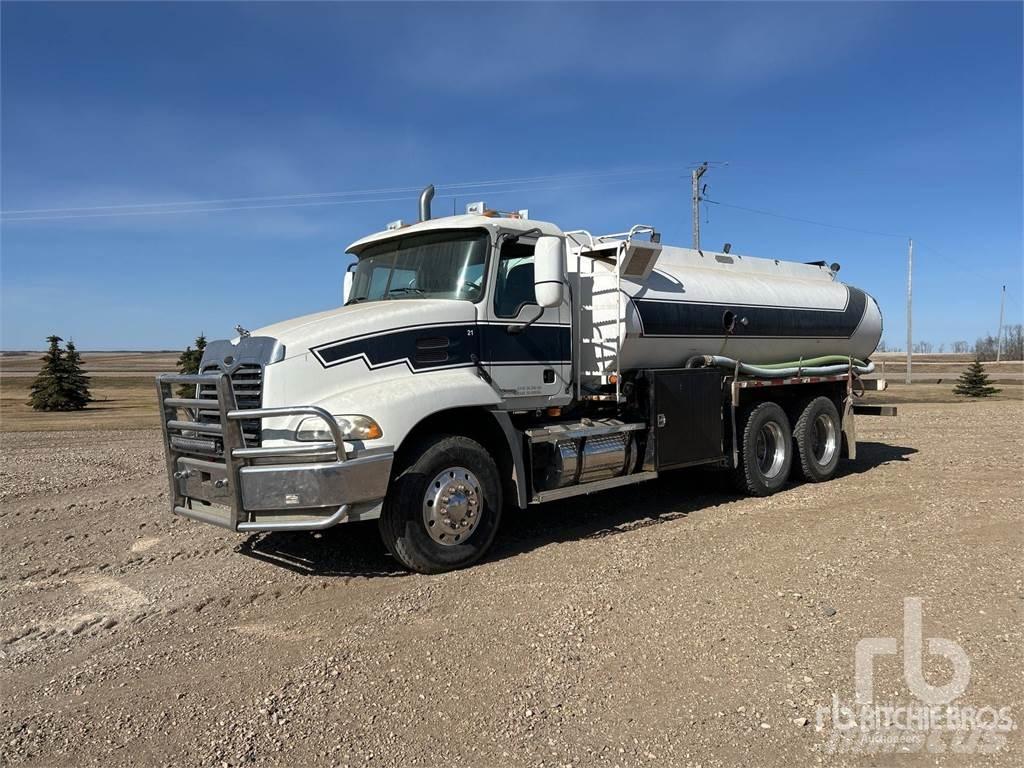 Mack CX613 Vesisäiliöautot