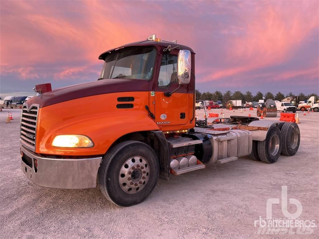 Mack CXU613 Vetopöytäautot