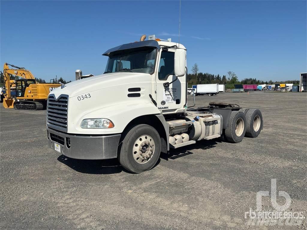 Mack CXU613 Vetopöytäautot