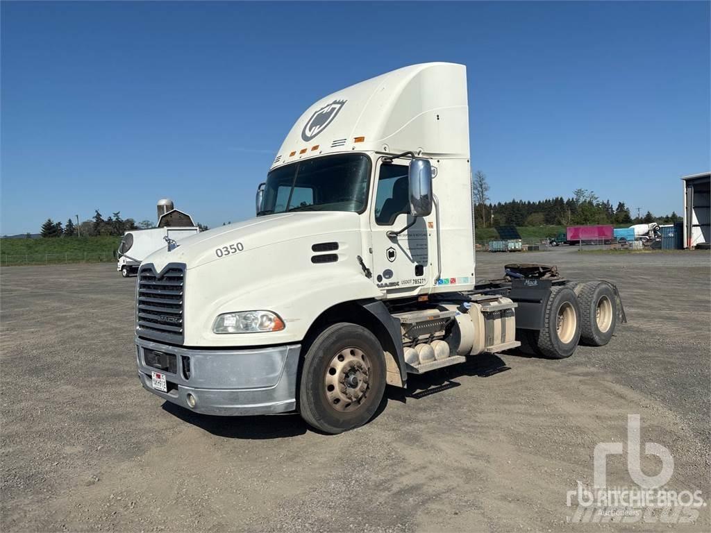 Mack CXU613 Vetopöytäautot