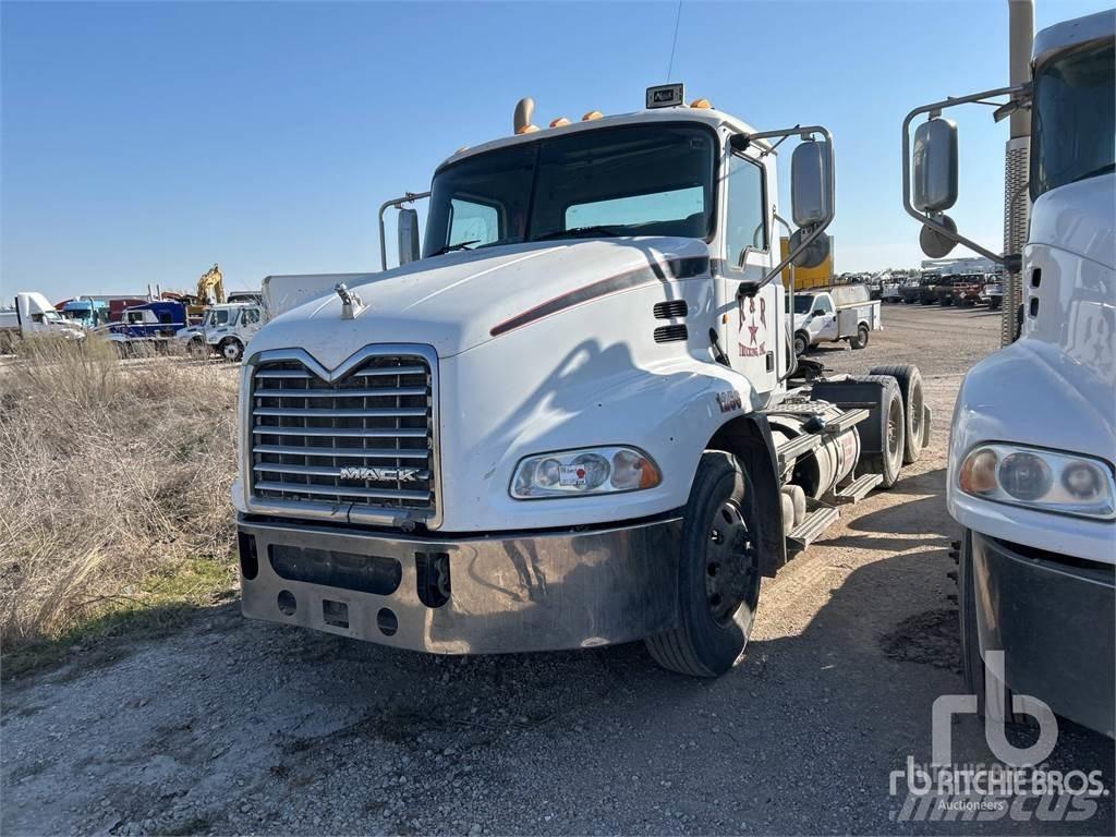 Mack CXU613 Vetopöytäautot