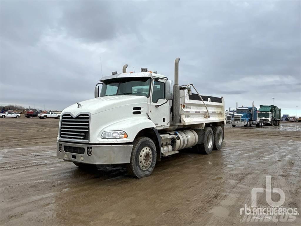 Mack CXU613 Sora- ja kippiautot