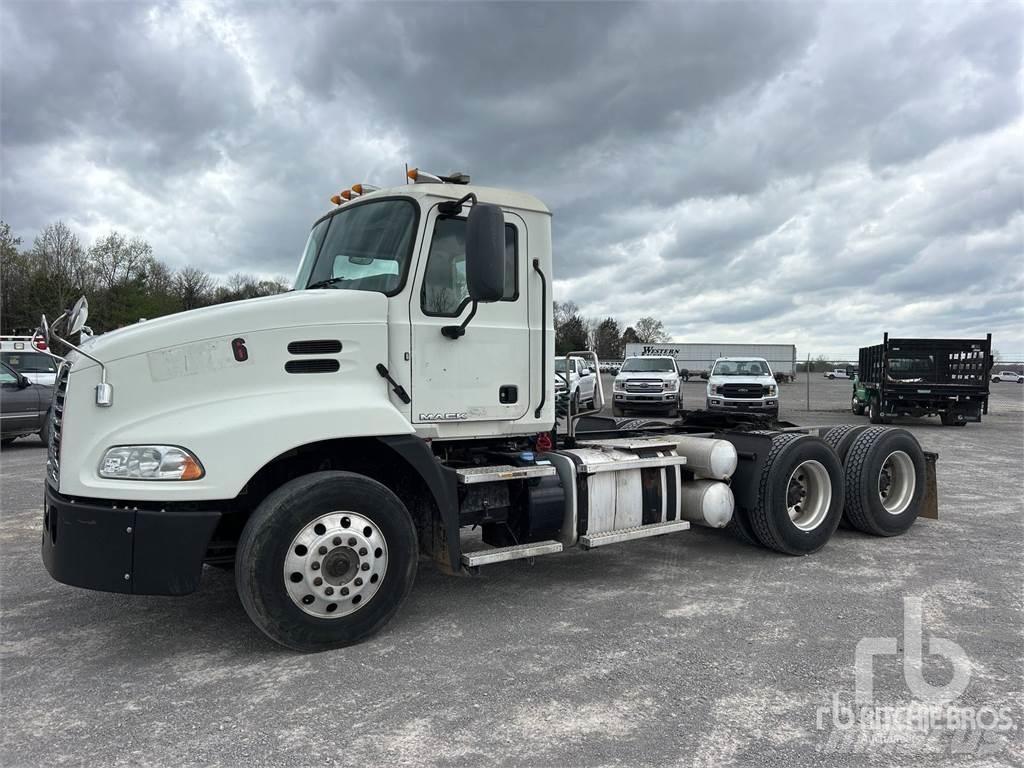 Mack CXU613 Vetopöytäautot