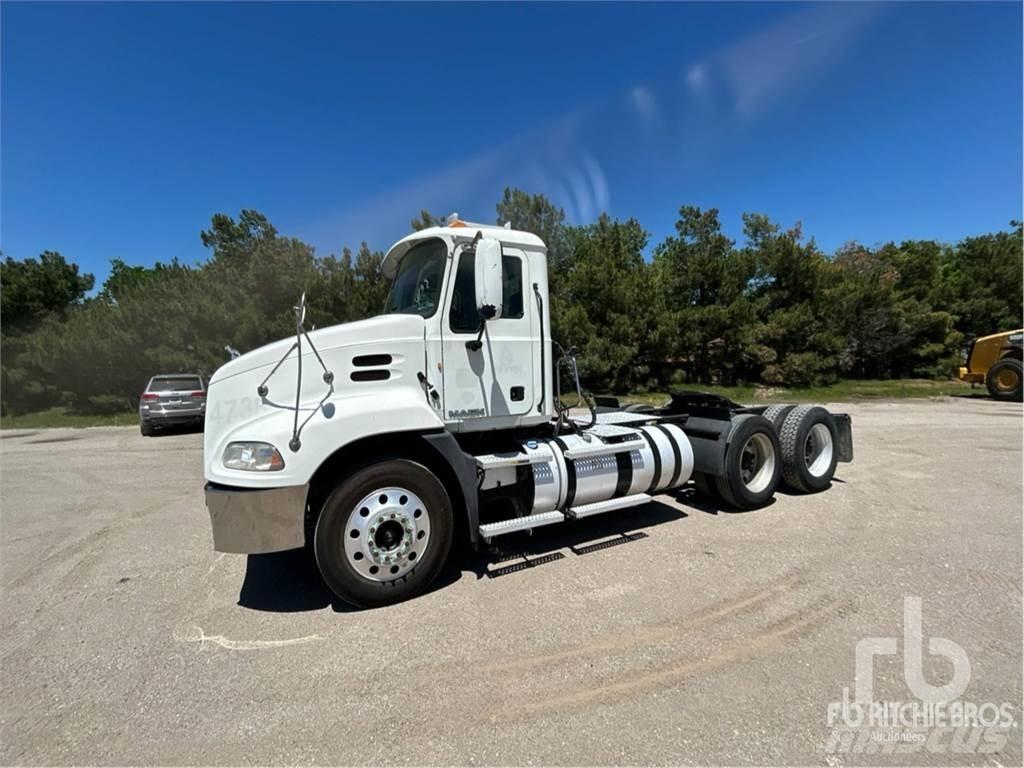 Mack CXU613 Vetopöytäautot
