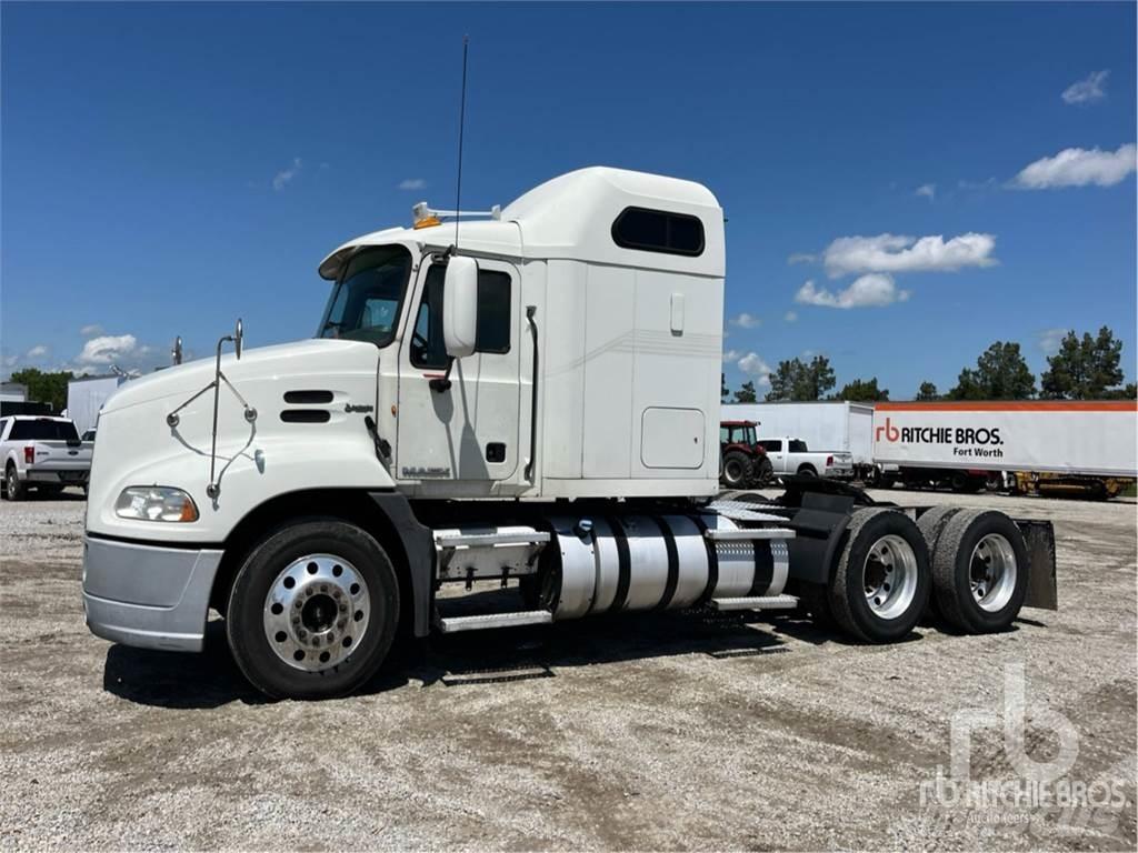 Mack CXU613 Vetopöytäautot