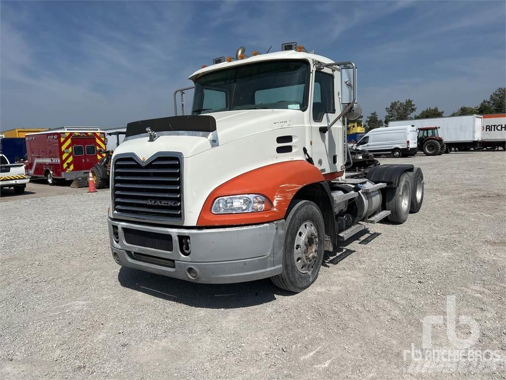 Mack CXU613 Vetopöytäautot