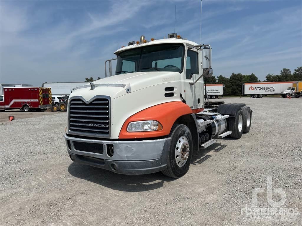 Mack CXU613 Vetopöytäautot