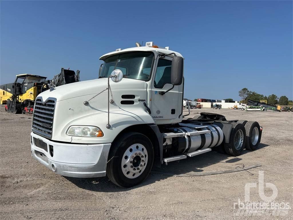 Mack CXU613 Vetopöytäautot