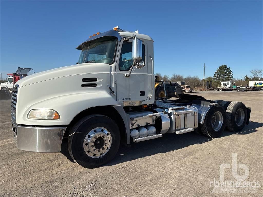 Mack CXU613 Vetopöytäautot