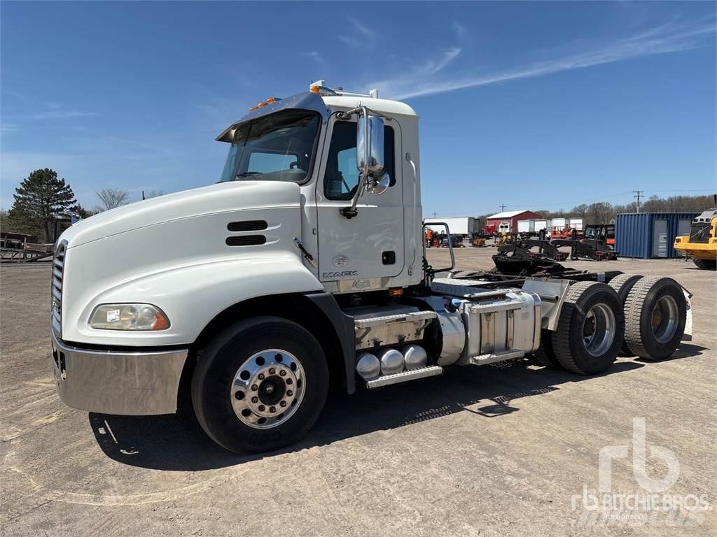 Mack CXU613 Vetopöytäautot
