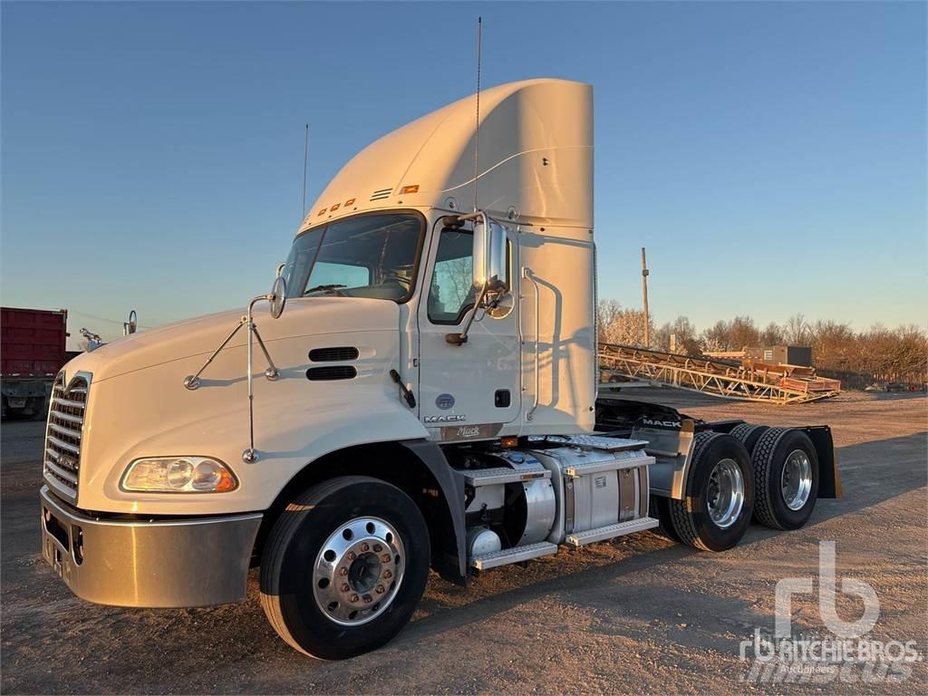 Mack CXU613 Vetopöytäautot